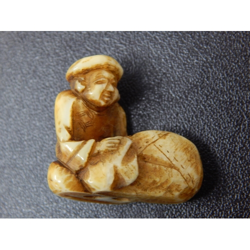 669 - A Late c19th/Early C20th Japanese Meiji Period Ivory Netsuke of a seated man at work: 3 x 2.5cm