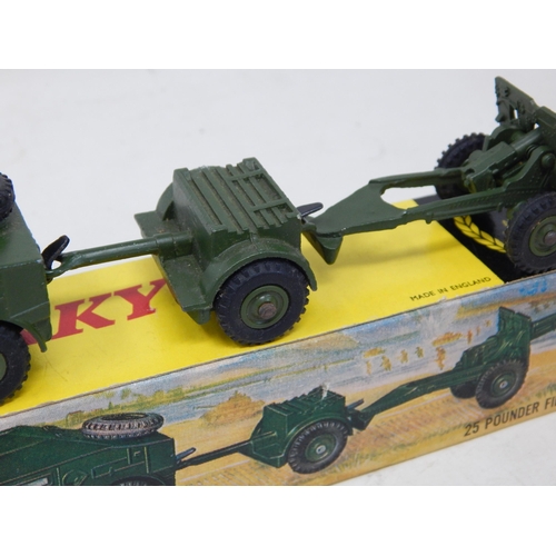 447 - DINKY TOYS: 697 25 Pounder Field Gun Set