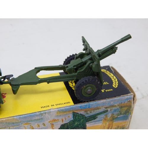 447 - DINKY TOYS: 697 25 Pounder Field Gun Set