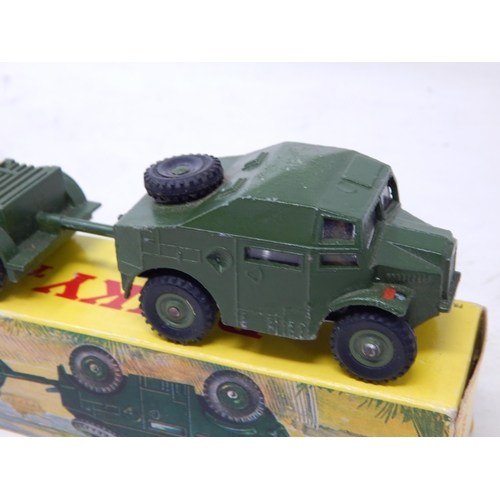 447 - DINKY TOYS: 697 25 Pounder Field Gun Set