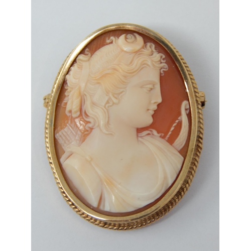 345 - 9ct Gold Mounted Cameo of a Classical Lady.