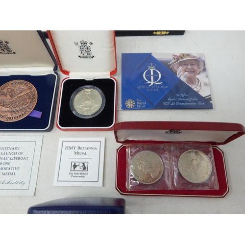 82 - Sir Winston Churchill Medallions in fitted case; Bi-Centenary of the Launch of 'The Original' Lifebo... 