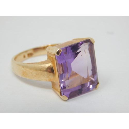 256 - 14ct Yellow Gold Ring Set with a Large Amethyst Estimated @ 10.4cts: Ring Size O: Gross weight 8.6g