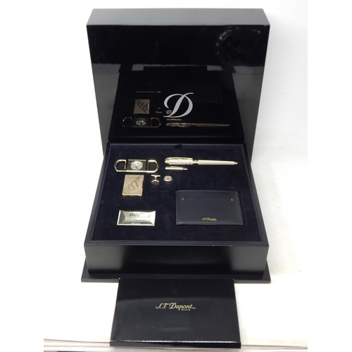 289 - S.T DUPONT, PARIS: James Bond 007 Limited Edition 193/400 Six Piece Collector Set Comprising: Lighte... 