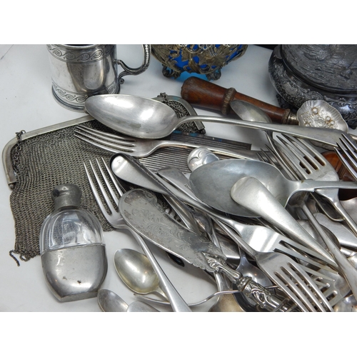 983 - A Quantity of Silver Plated Wares to Include Flatware, Sugar Basket, Carving Set etc (lot)