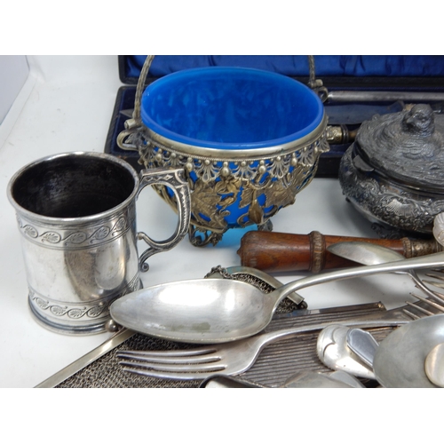 983 - A Quantity of Silver Plated Wares to Include Flatware, Sugar Basket, Carving Set etc (lot)