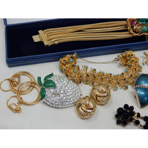 221 - Large Quantity of Good Costume Jewellery Including Necklaces, Bracelets, Chains, Brooches, Earrings ... 