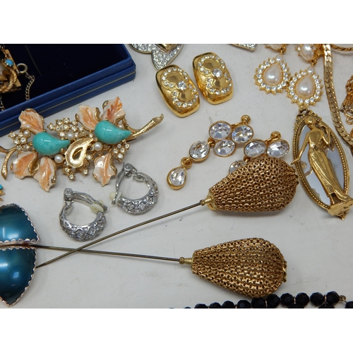 221 - Large Quantity of Good Costume Jewellery Including Necklaces, Bracelets, Chains, Brooches, Earrings ... 