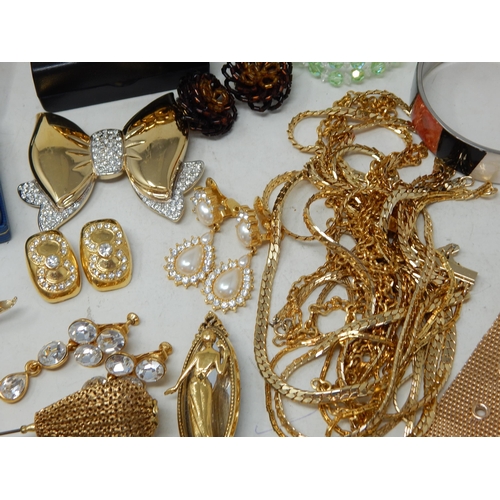 221 - Large Quantity of Good Costume Jewellery Including Necklaces, Bracelets, Chains, Brooches, Earrings ... 