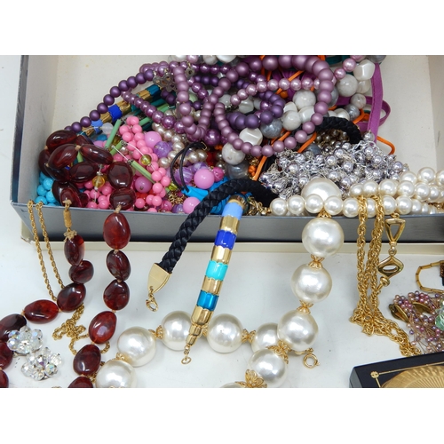 221 - Large Quantity of Good Costume Jewellery Including Necklaces, Bracelets, Chains, Brooches, Earrings ... 