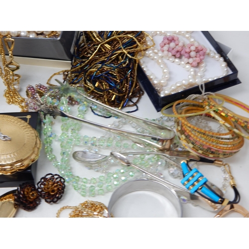 221 - Large Quantity of Good Costume Jewellery Including Necklaces, Bracelets, Chains, Brooches, Earrings ... 