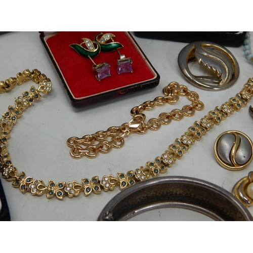 211 - Quantity of Costume Jewellery to Include Necklaces, Bracelets, Earrings etc.