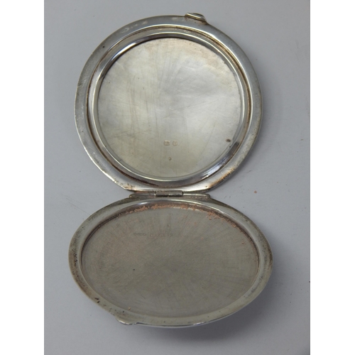 337 - Silver Compact Hallmarked Birmingham 1943 by Joseph Gloster: Measures 6.5cm diameter: Weight 54g