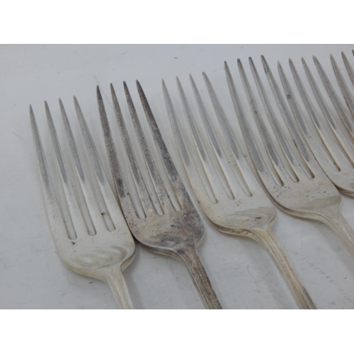 372 - 6 x Silver Dinner Forks Hallmarked Sheffield 1931/4 by Cooper Brothers: Length 20cm: Weight 400g