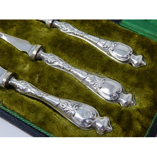 274 - Edward VII silver handled serving set, containing butter knife, jam spoon & pickle fork Birmingham 1... 