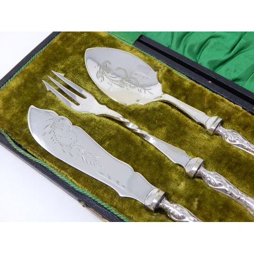 274 - Edward VII silver handled serving set, containing butter knife, jam spoon & pickle fork Birmingham 1... 