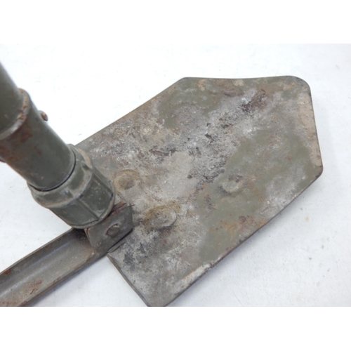 293 - 1970's Military Spade/Pickaxe: Measures 65cm