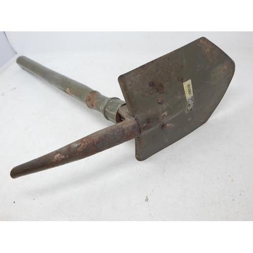 293 - 1970's Military Spade/Pickaxe: Measures 65cm