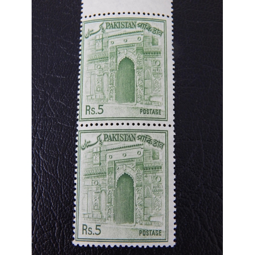 413 - Pakistan 1962 5r Green SG 207 Strip pf 4 Error Printing Missing to Top  Stamps UMM.