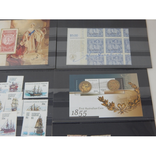 522 - A selection of stamps from Australia, including The Kangaroo and map 1913 Australia
1d in holder.