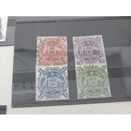 522 - A selection of stamps from Australia, including The Kangaroo and map 1913 Australia
1d in holder.