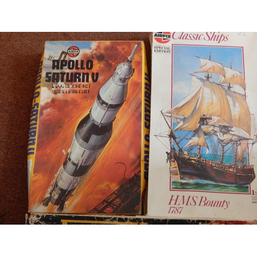 578 - A Quantity of Vintage Unbuilt Models Including: 1965 ferrari 275 GTB, Apollo Saturn V, HMS Bounty, E... 