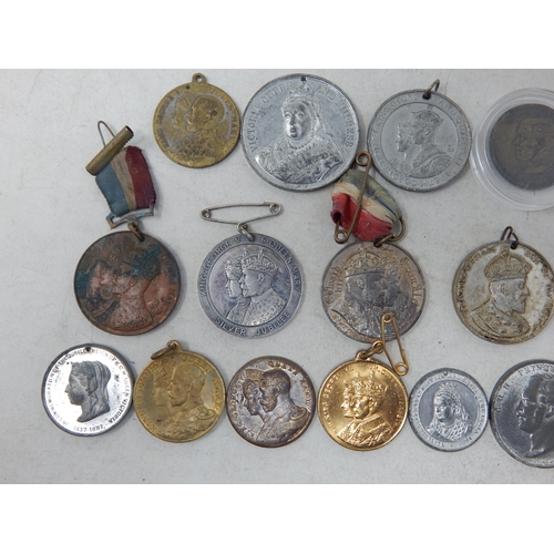 74 - Royal Commemorative Medals/Medallions: QV, Prince Albert, Edward VII, George V, Edward VIII, George ... 