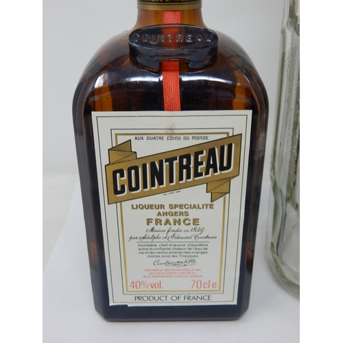 525 - Bottle of Cointreau 70cl together with a Working Vintage Club Soda Syphon