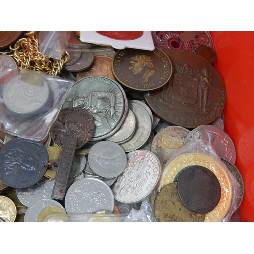 117 - Tub Containing a Large Quantity of Unsorted C19th & Later Coinage, Medallions etc: Sorting will Rewa... 