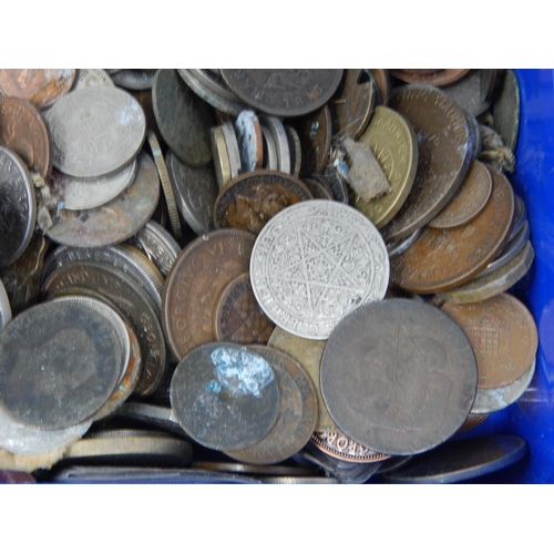 119 - Tub Containing a Large Quantity of Unsorted C19th & Later Coinage, Medallions etc: Sorting will Rewa... 