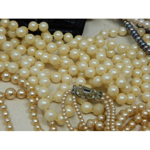 19 - Large collection of costume jewellery, pearls, beads and gold coloured items, etc