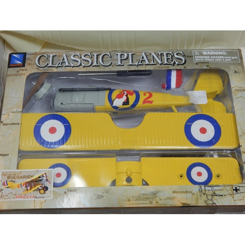 359 - The Battle of Britain Collection: Spitfire Mk1, Hawker Hurricane Mk1, Gloster Gladiator Mk3, Corgi C... 