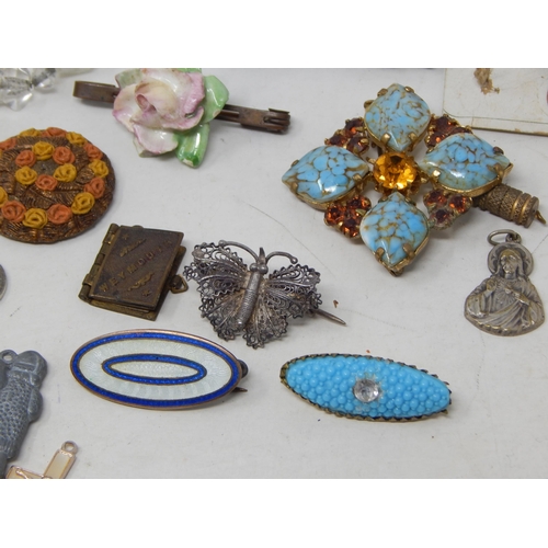 61 - A Quantity of Yellow Metal Items together with a Group of Costume Jewellery, Cufflinks etc (lot)