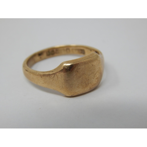 63 - 9ct Yellow Gold Signet Ring: Size L/M: Weight 4.13g