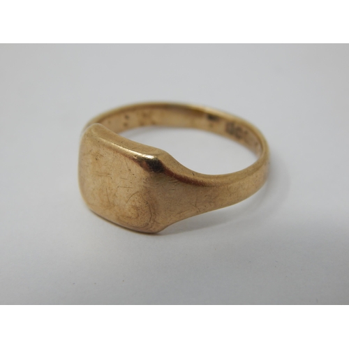 63 - 9ct Yellow Gold Signet Ring: Size L/M: Weight 4.13g