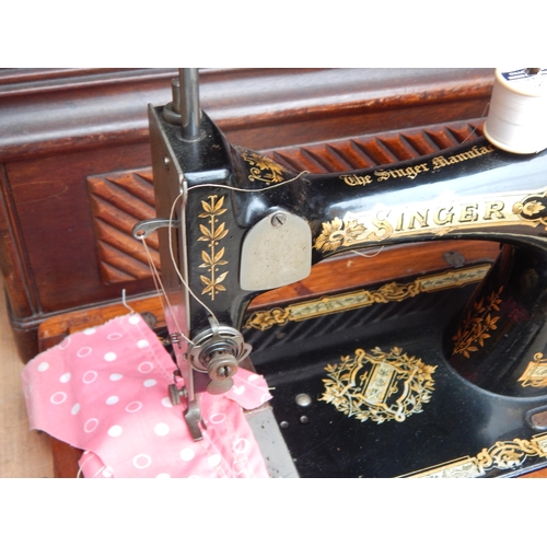 496 - Vintage Singer Hand Crank Sewing Machine in Fitted Wooden case.