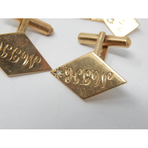 179 - A Pair of Unmarked Gold Cufflinks & Tie Pin, Each Set with a Diamond: Gross weight 7.12g