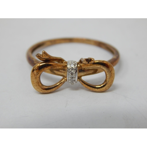 204 - 9ct Gold Ring Formed with a Bow: Size Q: Weight 1.92g