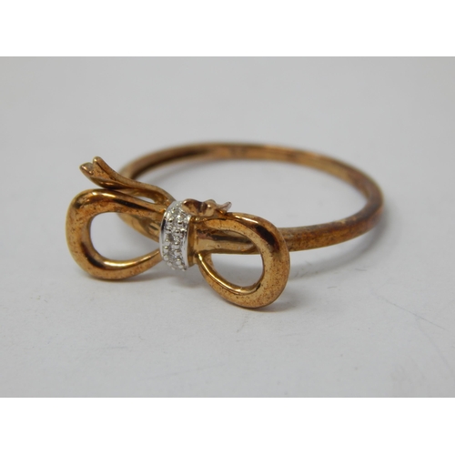 204 - 9ct Gold Ring Formed with a Bow: Size Q: Weight 1.92g