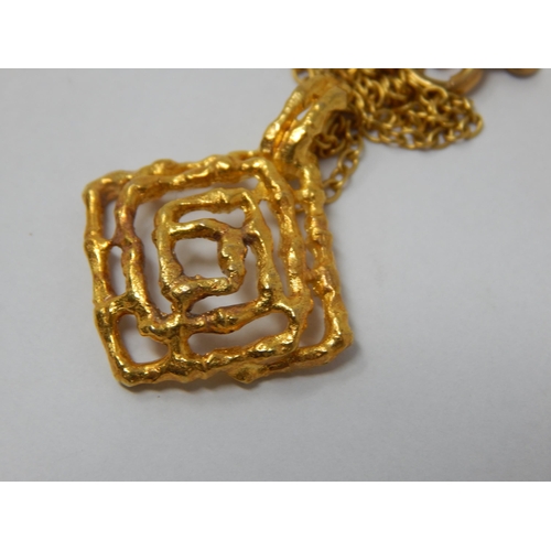 211 - 9ct Gold Abstract Pendant on 9ct Gold Chain: Weight 6.55g