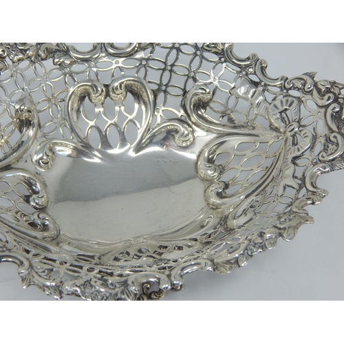 230 - Victorian Silver Pierced Basket Hallmarked London 1891 by William Comyns: Weight 124g