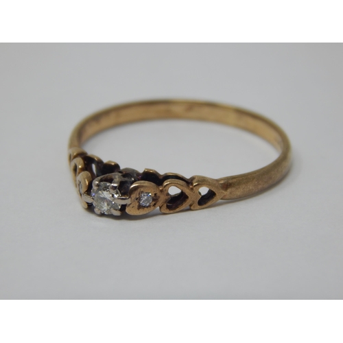 271 - 9ct Yellow Gold Ring Set with a Central Diamond & Two Outer Diamonds: ring Size P