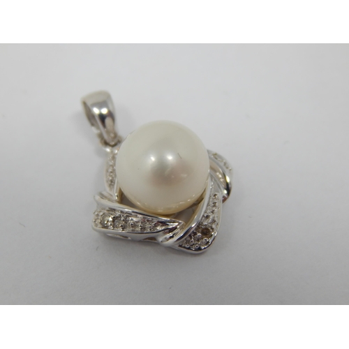 276 - 18ct White Gold Pendant Set with a Central Pearl Within a Diamond Border