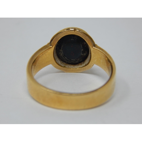 300 - 18ct Yellow Gold Signet Ring: Size P/Q: Gross weight 6.88g