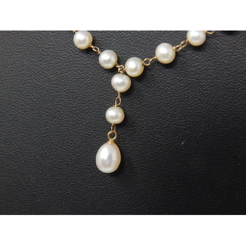 307 - 1930's String of Pearls with hanging en tremblant Pearls on 9ct Gold Wire with 9ct Gold Fastening: L... 