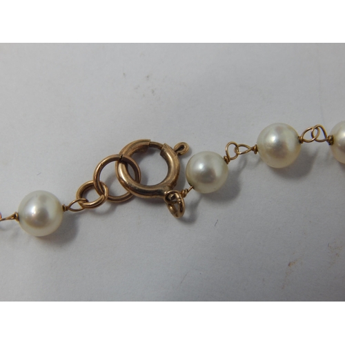 307 - 1930's String of Pearls with hanging en tremblant Pearls on 9ct Gold Wire with 9ct Gold Fastening: L... 