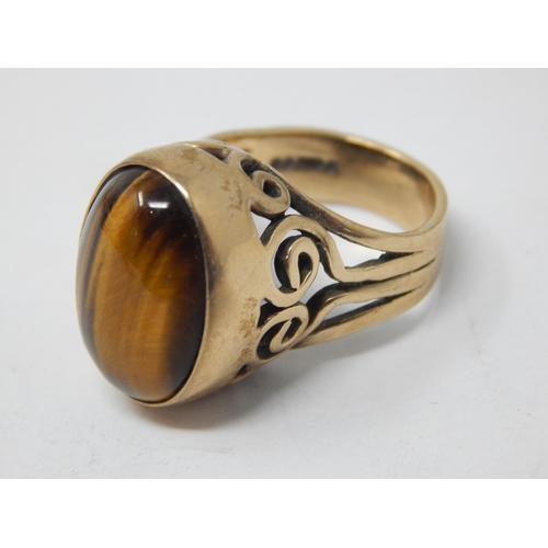 316 - 9ct Gold Ring Set with a Tigers Eye: Size M: Gross weight 9.42g