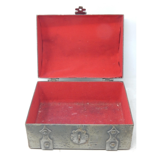 629 - Domed Top Metal Treasure Chest: Measuring 26cm wide x 19cm deep x 18cm high