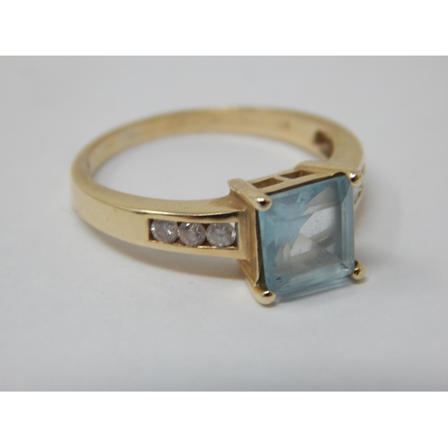 291 - 9ct Yellow Gold ring Set with a Central Aquamarine Flanked either side with 3 Diamonds: Ring Size M:... 