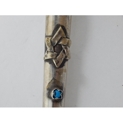 134 - Judaica: Silver Torah Pointer with a Crown Finial: Set with a Turquoise Cabochon: Measuring 15.5cm: ... 